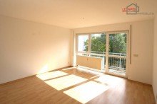 Wohnzimmer mit Zugang zum Balkon STILVOLLE, UNVERMIETETE 2-RWG M. BK U. TG IN IDYLLISCHER WOHNLAGE V. LPZ.-LINDENTHAL