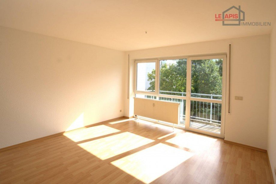 Wohnzimmer mit Zugang zum Balkon Etagenwohnung Leipzig