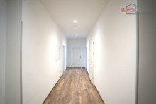 Flurbereich ROLLSTUHLFAHRER AUFGEPASST! SCHICKE KOMPLETT RENOVIERTE 2-RWG M. GR. TAGESLICHTBAD U. TREPPENLIFT