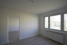 Wohnzimmer +++ATTRAKTIVE, HELLE 2-RWG MIT TAGESLICHTBAD INKL. DUSCHE U. PKW-STELLPL. IM BELIEBTEN ZWENKAU+++