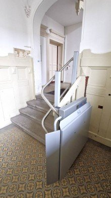 Treppenhaus Treppenlift f. Rollstuhl ROLLSTUHLFAHRER AUFGEPASST! SCHICKE KOMPLETT RENOVIERTE 2-RWG M. GR. TAGESLICHTBAD U. TREPPENLIFT