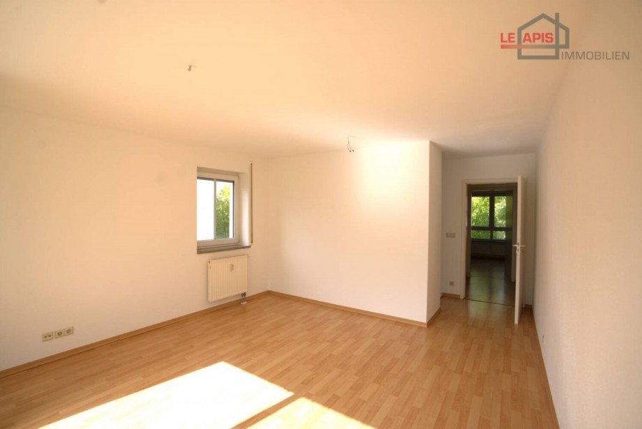 Wohnzimmer mit Zugang zum Balkon Bild 3 Etagenwohnung Leipzig