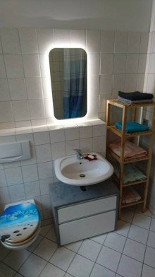 Bad mit Fenster - Kopie +++SCHNE HELLE 2-RW IM 1.OG MIT TAGESLICHTBAD LPZ.-KLEINZSCH./ PLAGWITZ- HOCHWERTIG RENOVIERT UND MBLIERT+++