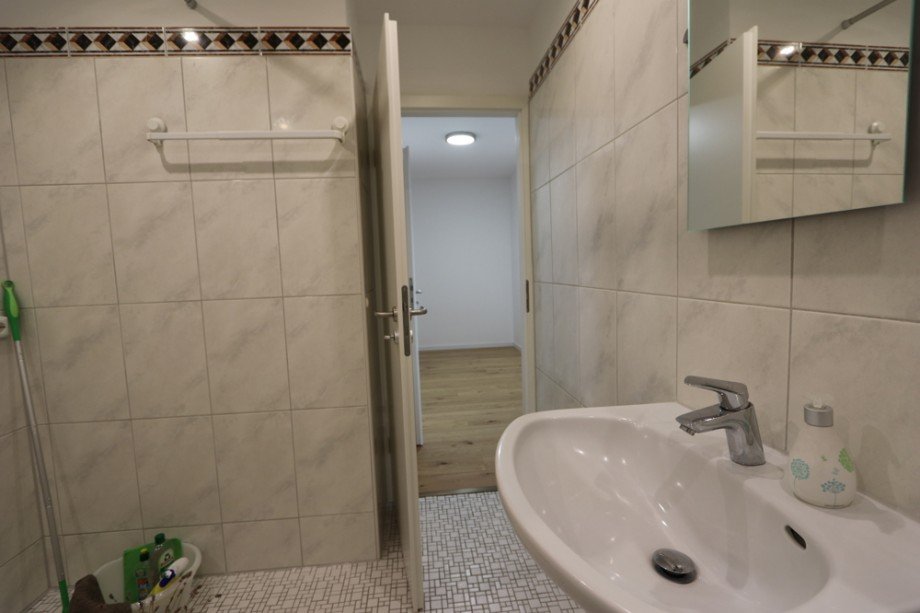 Bad mit Wanne & Dusche II Etagenwohnung Hilden / Kalstert