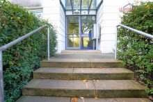 Zugang zum Haus SCHICKE DG-3-RWG MIT BALKON, EBK, BAD UND TG-STELLPL. IM BELIEBTEN STADTTEIL LEIPZIG-LAUSEN