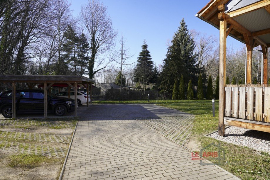 Innenhof mit Carports Dachgeschosswohnung Markkleeberg