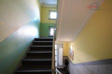 Treppenhaus +++ATTRAKTIVE, HELLE 2-RWG MIT TAGESLICHTBAD INKL. DUSCHE U. PKW-STELLPL. IM BELIEBTEN ZWENKAU+++