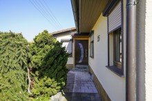 Hauseingang vorn Charmantes EFH mit Garage, Nebengeb. u. Grundstck in einer idyllischen sowie grnen Oase v. Taucha