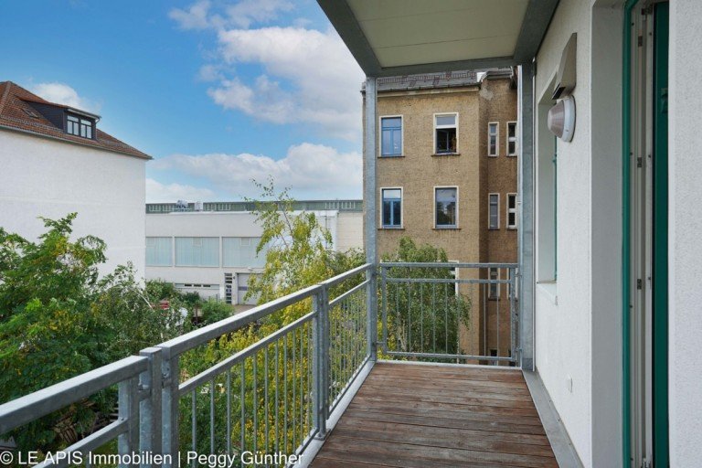 Balkonausblick Leipzig / Kleinzschocher Etagenwohnung Tolle 3-RWG mit Balkon und Tageslichtbad mit Dusche UND Badewanne!