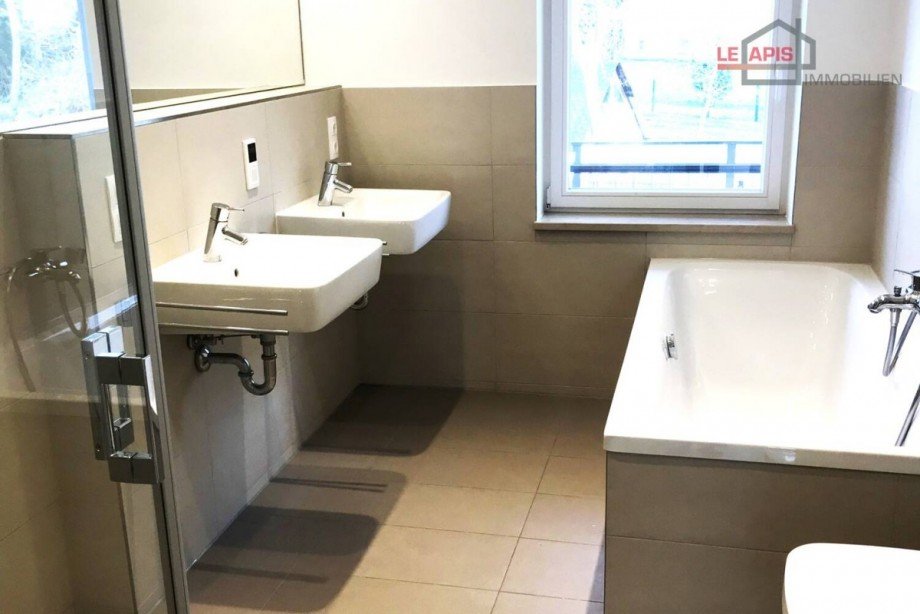 Tageslichtbad m. Wanne u. Dusche Erdgeschosswohnung Leipzig