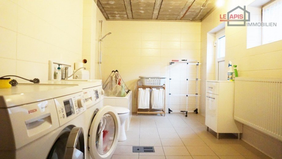 Zusatzbad im Keller inkl. Wanne u. WM-Anschluss Doppelhaush�lfte Gro�p�sna