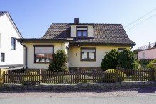 Hausansicht vorn Charmantes EFH mit Garage, Nebengeb. u. Grundstck in einer idyllischen sowie grnen Oase v. Taucha