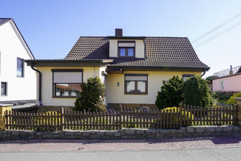 Hausansicht vorn Taucha Einfamilienhaus Charmantes EFH mit Garage, Nebengeb. u. Grundstck in einer idyllischen sowie grnen Oase v. Taucha