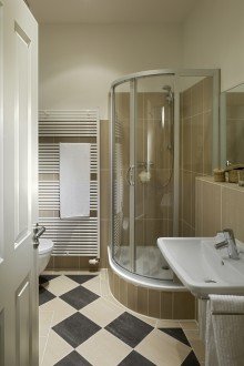 Bad m. Dusche +++WOHNEN WIE EIN SCHLOSSHERR -  4-RWG IN TOP-LAGE INKL.2 BDERN, KAMIN UND BALKON+++